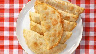 Mis gibi kokusu tüm evi saracak: Çibörek (Çiğ börek) tarifi! Çiğ börek nasıl yapılır?