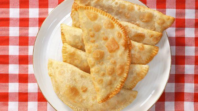 Mis gibi kokusu tüm evi saracak: Çibörek (Çiğ börek) tarifi! Çiğ börek nasıl yapılır?