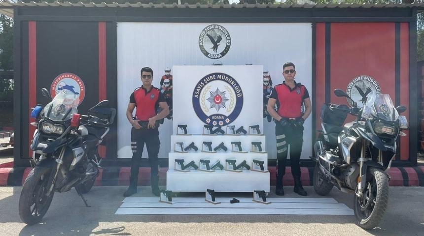 Adana'da polis denetimlerinde 121 ruhsatsız silah ele geçirildi