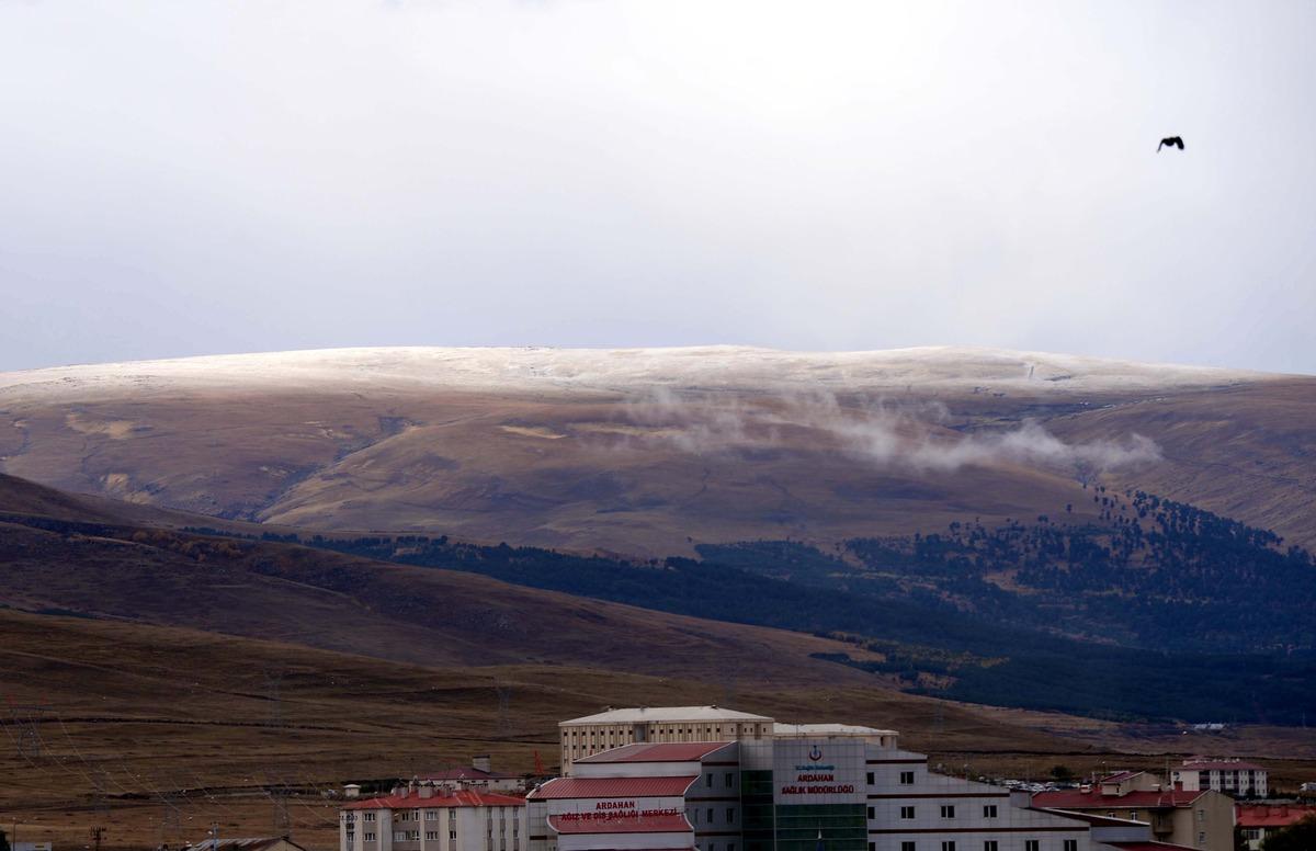 Ardahan'ın y&uuml;ksek kesimleri beyaza b&uuml;r&uuml;nd&uuml;