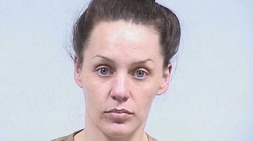 İki çocuğunu da alıp çırılçıplak yürüyüşe çıktı! Yakalanınca terör estirdi