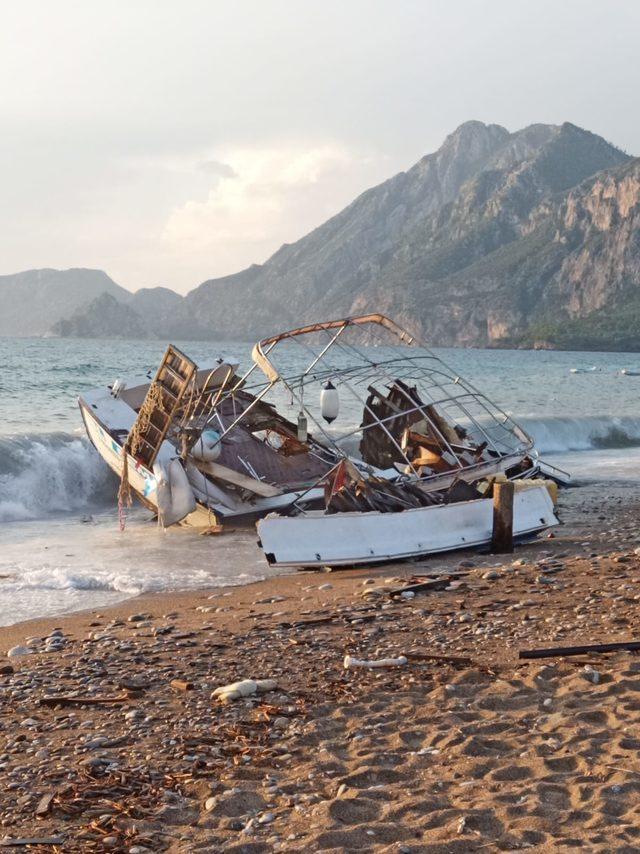 Antalya'da batan tekne parçalanarak sahile vurdu