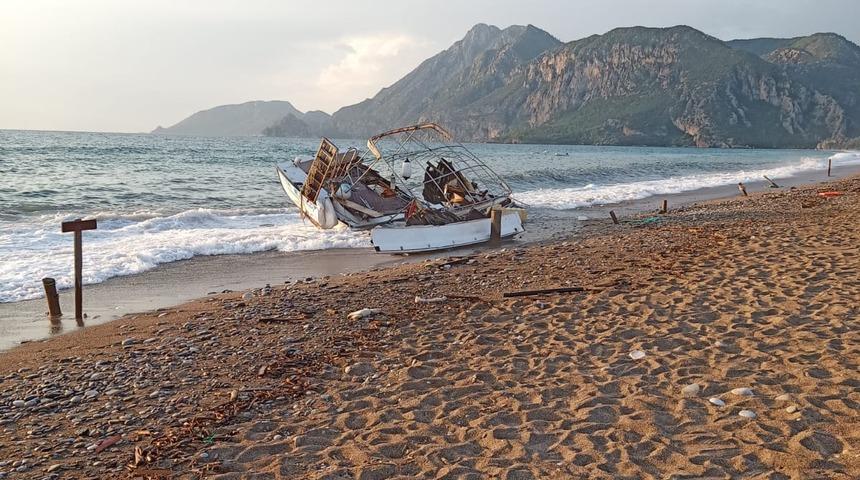 Antalya'da batan tekne parçalanarak sahile vurdu