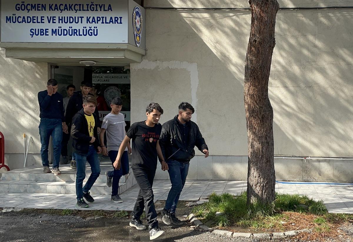 Erzincan'da 8 d&uuml;zensiz g&ouml;&ccedil;men yakalandı