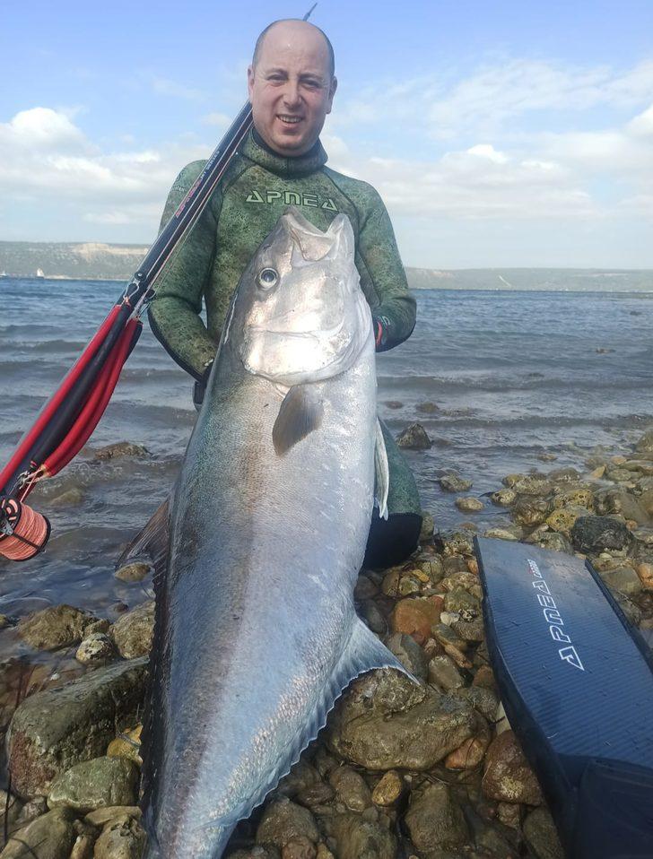 Çanakkaleli balık avcısı zıpkınla 50 kilogramlık dev akya yakaladı G2