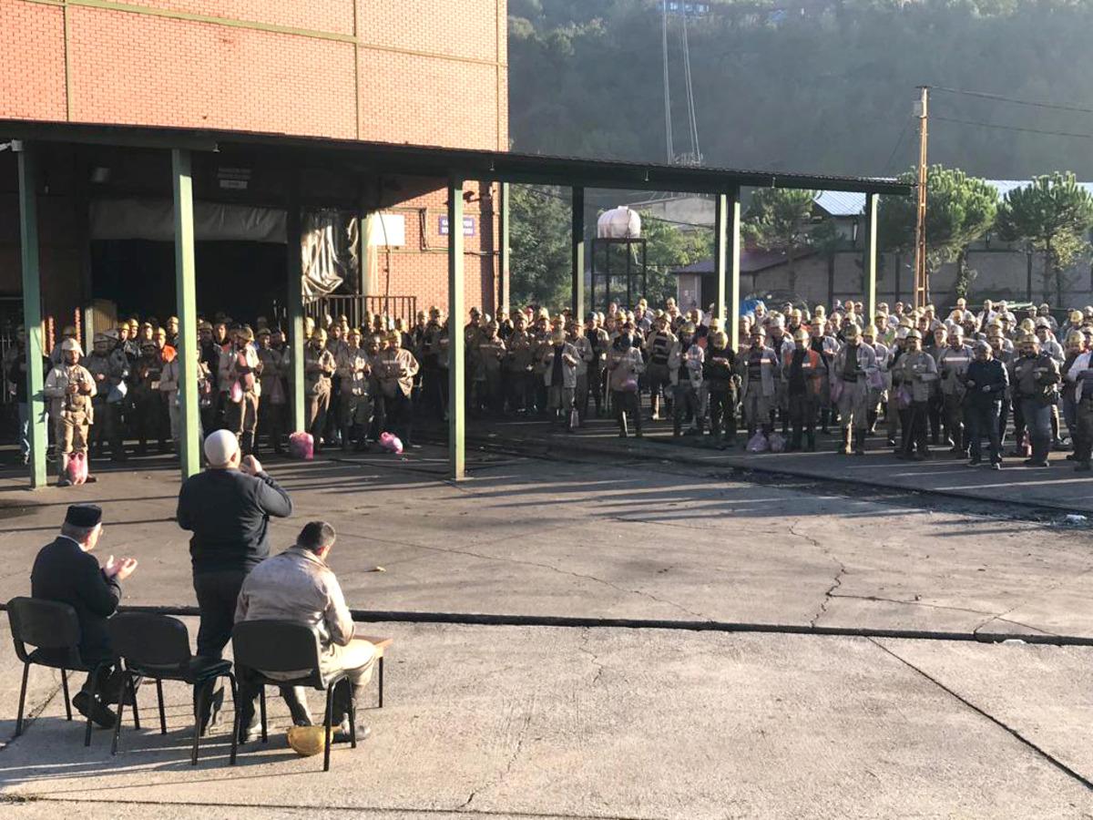 Zonguldak'taki madenciler, hayatını kaybeden meslektaşları i&ccedil;in dua etti