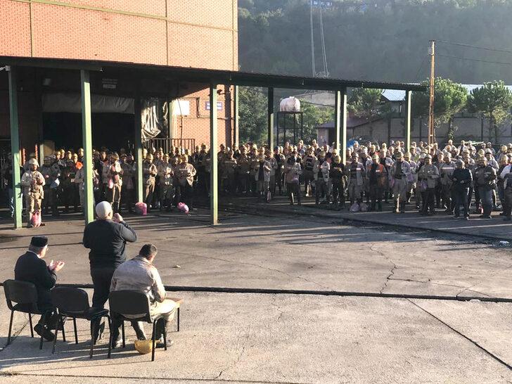 Zonguldak'taki madenciler, hayatını kaybeden meslektaşları için dua etti G1