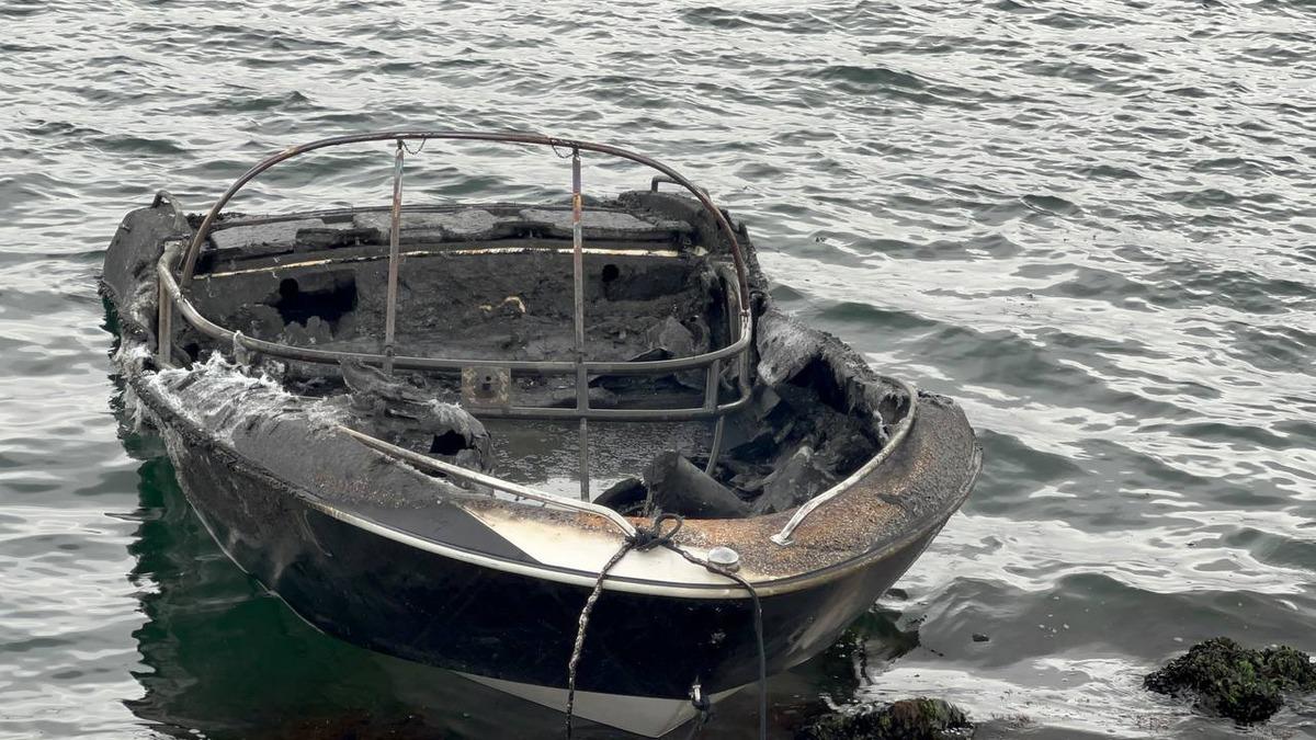 Kocaeli'de denizde yanan tekne kullanılamaz hale geldi