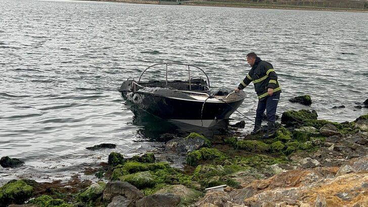 Kocaeli'de denizde yanan tekne kullanılamaz hale geldi G2