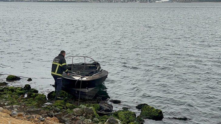 Kocaeli'de denizde yanan tekne kullanılamaz hale geldi G3