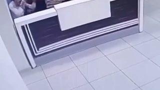 Güvenlik görevlisi, site sakini kadına mesaj attı, kocası görünce çılgına döndü