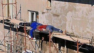 12 metre yükseklikte tehlikeli uyku!