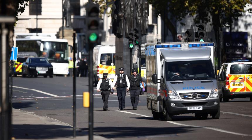 İngiltere'de kırmızı alarm! Başbakanlık konutunun yakınlarında bulunan şüpheli paket panik yarattı