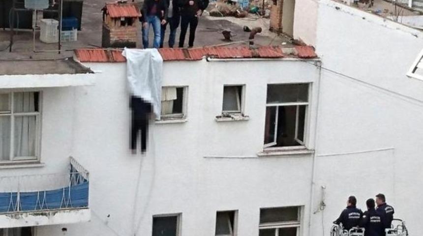 Evin bacasına bağladığı iple kendini astı