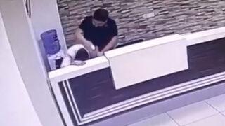 Eşine mesaj atan güvenlik görevlisini feci şekilde dövdü! O anlar kameralara yakalandı