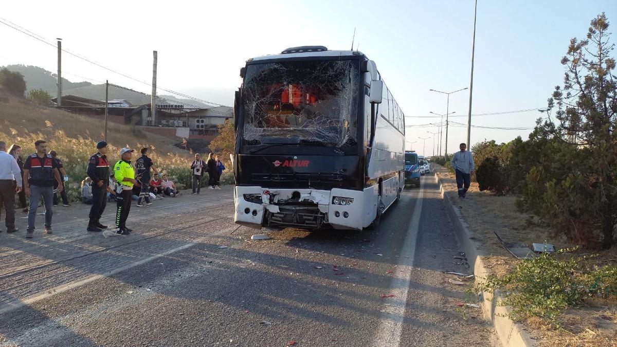 G&Uuml;NCELLEME - Manisa'da zincirleme trafik kazasında 24 kişi yaralandı