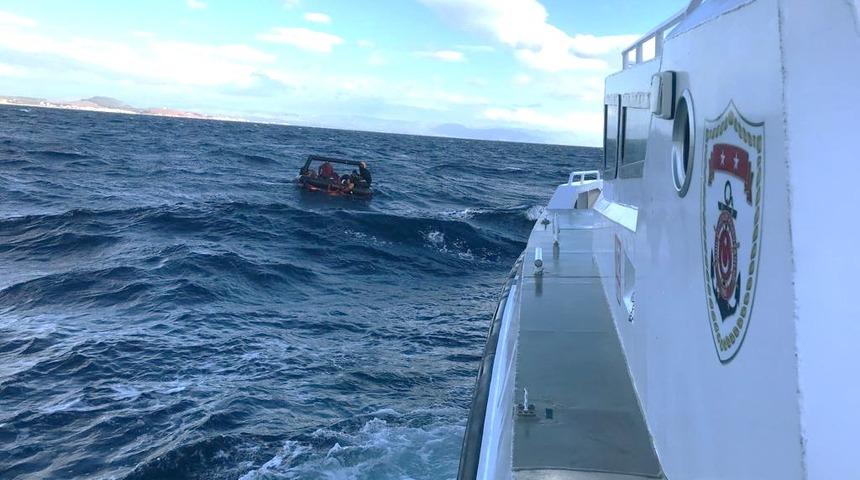 Balıkesir'de Yunanistan unsurlarınca geri itilen 67 düzensiz göçmen kurtarıldı