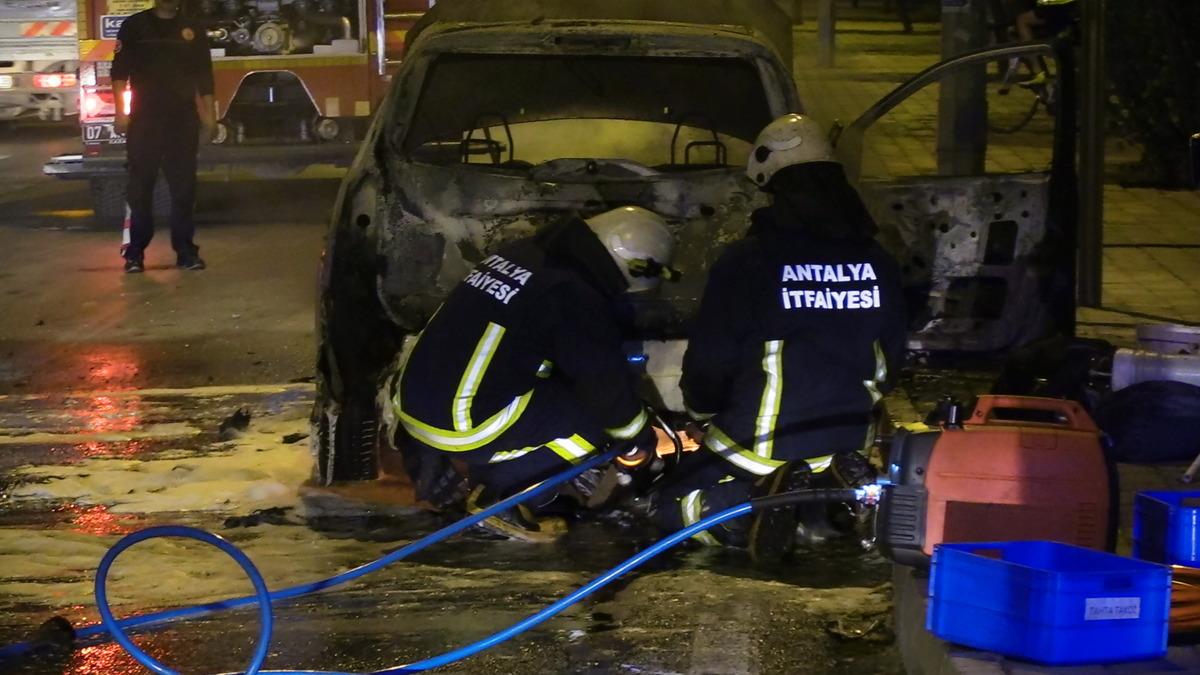 Antalya'da seyir halindeki otomobil yandı