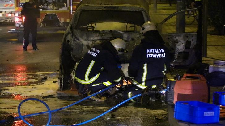 Antalya'da seyir halindeki otomobil yandı G1