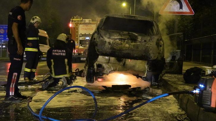 Antalya'da seyir halindeki otomobil yandı G3