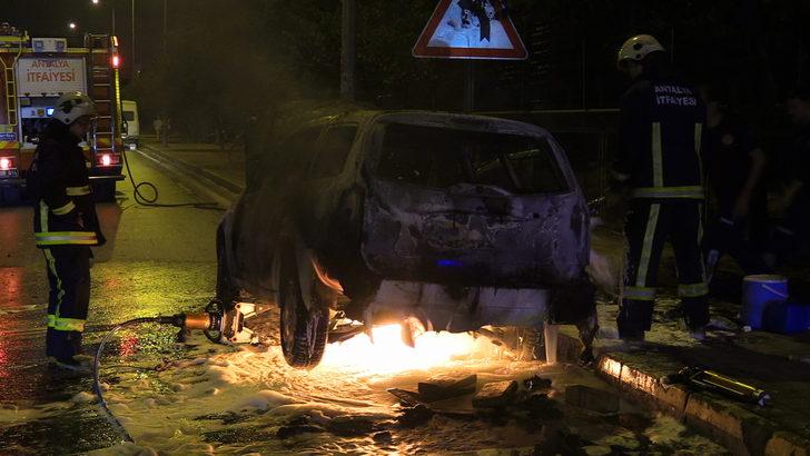 Antalya'da seyir halindeki otomobil yandı G4