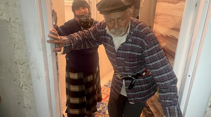 Kapı kilidi değiştirilince dışarıda kalan yaşlı çift, evlerine kavuştu