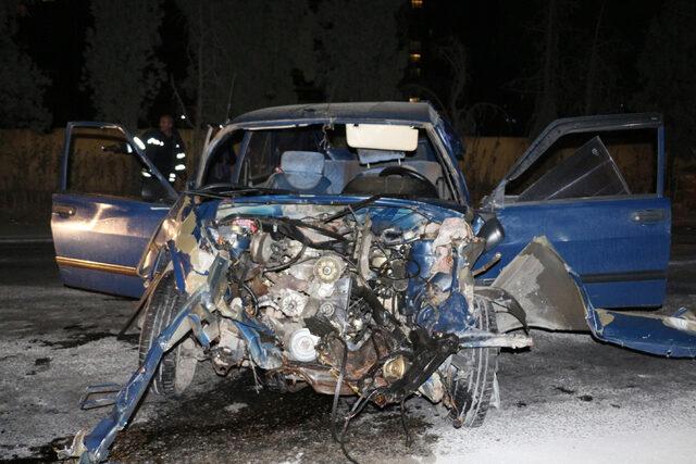 Manisa'da park halindeki tıra çarpan otomobilin sürücüsü yaralandı