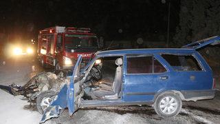 Manisa'da park halindeki tıra çarpan otomobilin sürücüsü yaralandı
