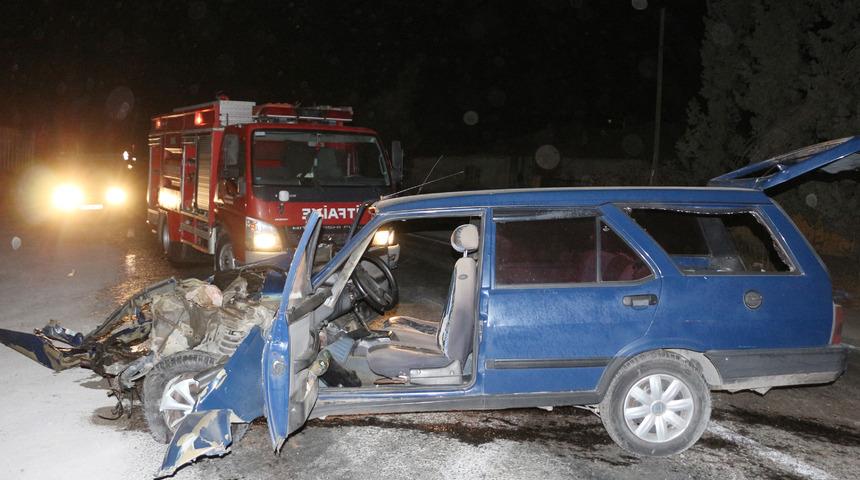 Manisa'da park halindeki tıra çarpan otomobilin sürücüsü yaralandı