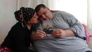 Yıllardır evden dışarı çıkamıyor, kapılardan bile geçemiyor... Tam 300 kiloya ulaştı! En zayıf halim 7 yaşındaydı