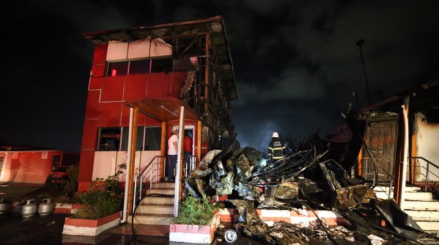 Hatay'da bir lojistik firmasının idari binasında yangın çıktı