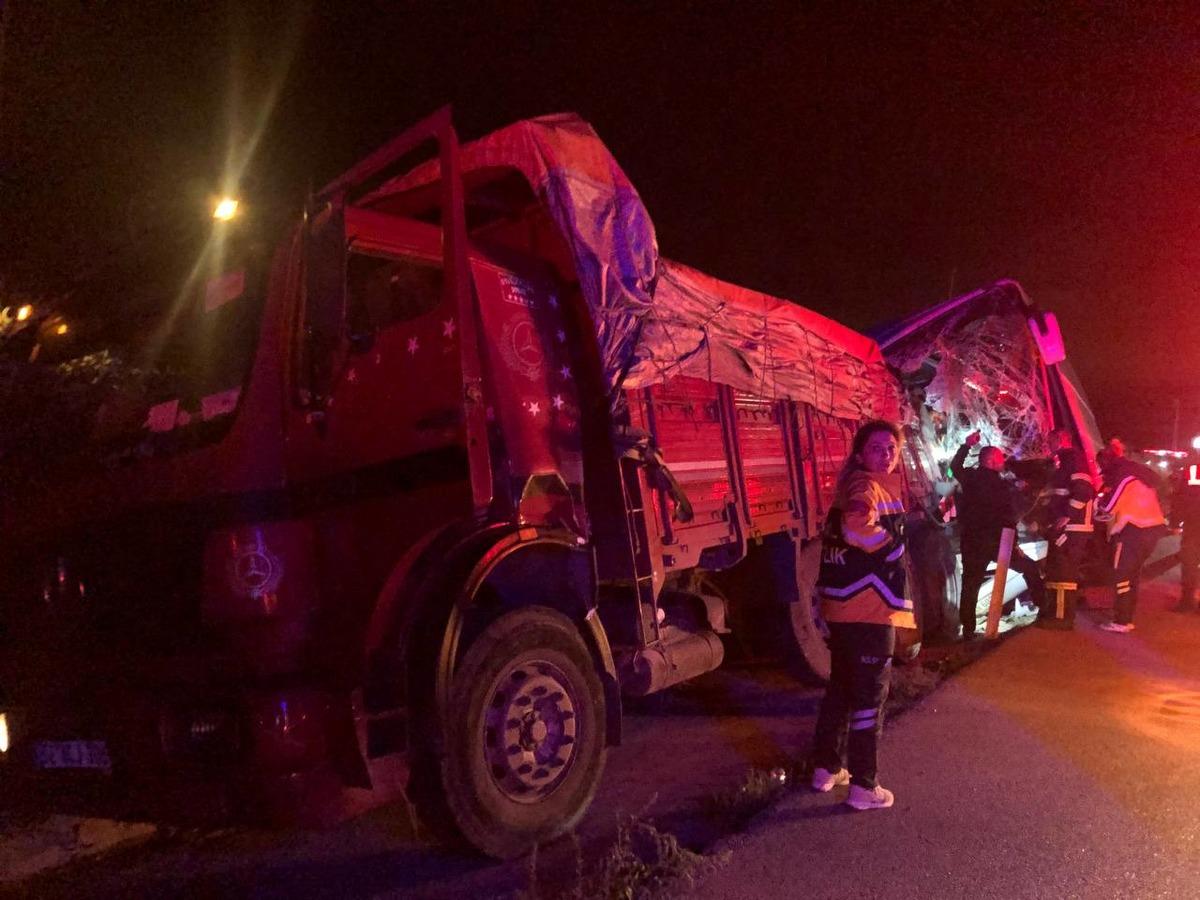 Amasya'da yolcu otob&uuml;s&uuml; ile tırın &ccedil;arpıştığı kazada 2 kişi &ouml;ld&uuml;, &ccedil;ok sayıda kişi yaralandı