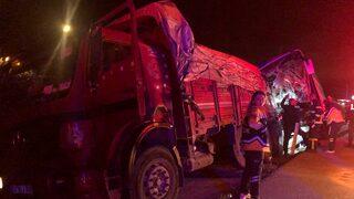 Amasya'da yolcu otobüsü ile tırın çarpıştığı kazada 2 kişi öldü, çok sayıda kişi yaralandı