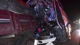 GÜNCELLEME - Amasya'da yolcu otobüsü ile tırın çarpıştığı kazada 2 kişi öldü, 20 kişi yaralandı