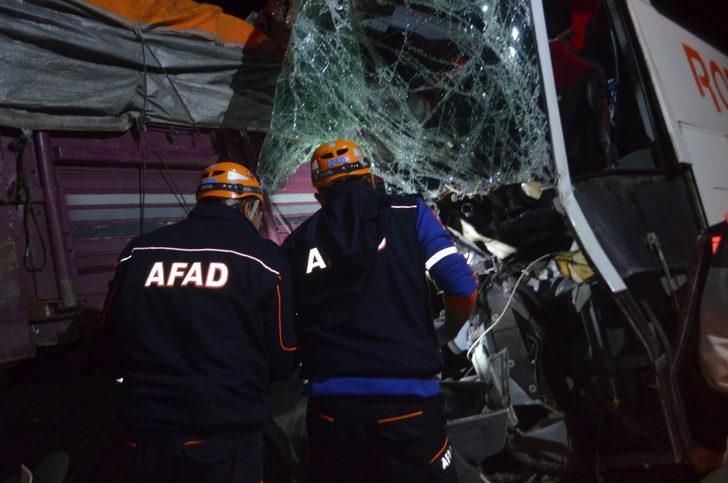 GÜNCELLEME - Amasya'da yolcu otobüsü ile tırın çarpıştığı kazada 2 kişi öldü, 20 kişi yaralandı G4