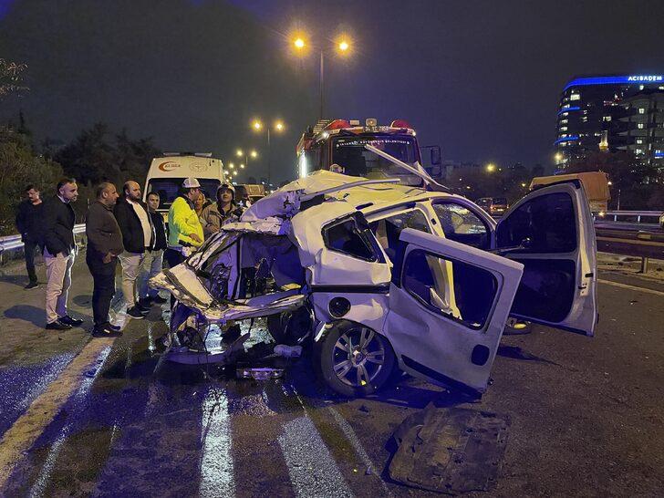 İstanbul'da kamyonet ile hafif ticari aracın çarpıştığı kazada 1 kişi öldü, 2 kişi yaralandı G3