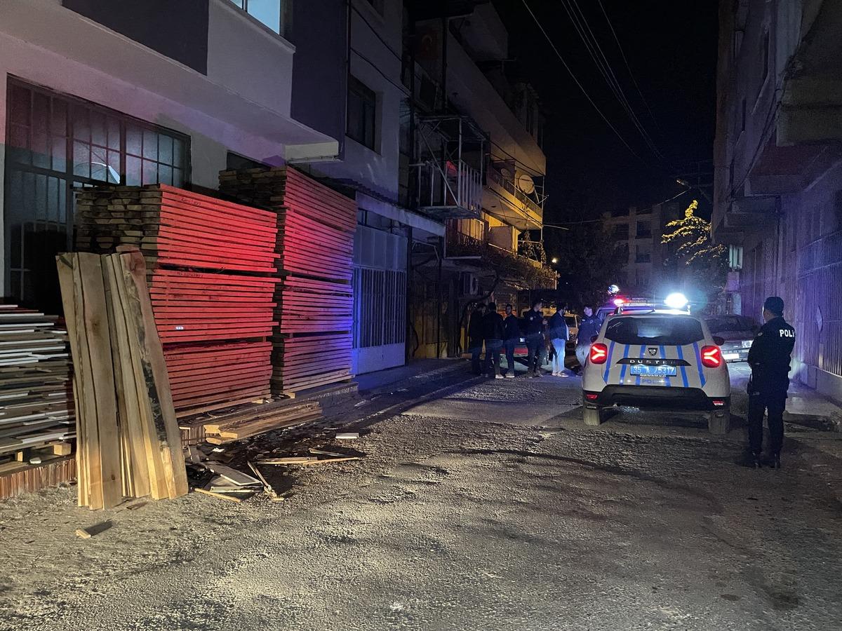İzmir'de ara&ccedil; kundaklayan kişi iş yerini yakmaya &ccedil;alışırken yakalandı