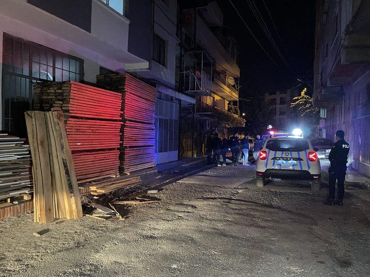 İzmir'de araç kundaklayan kişi iş yerini yakmaya çalışırken yakalandı G1