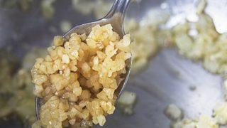 Etkisini zirveye taşıyor! Sarımsağın daha faydalı olması için sadece 10 dakika yeterli