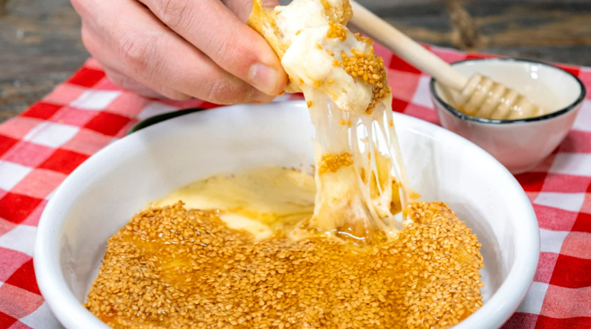 Deneyen herkes bayılacak! Susamlı ballı kaşar tarifi