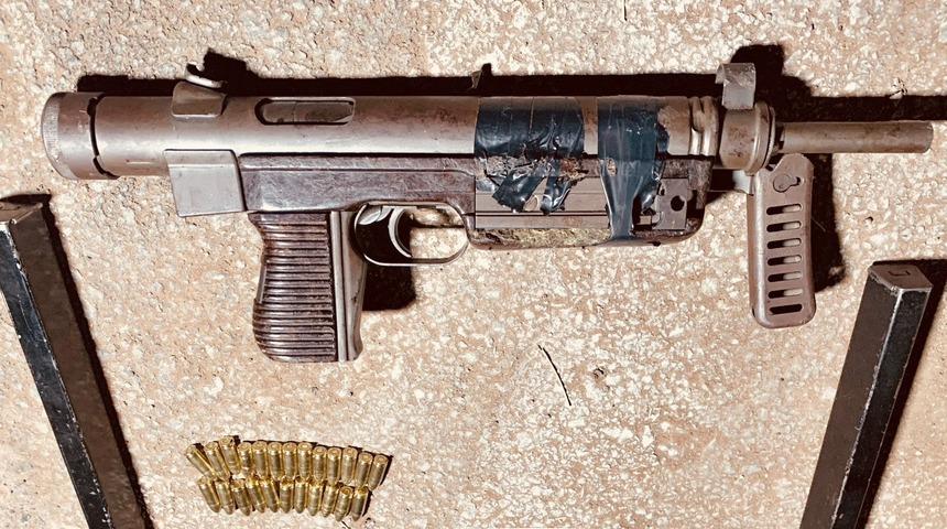 Adana'da polisten kaçmaya çalışan şüphelilerin otomobilinde ruhsatsız tabanca bulundu