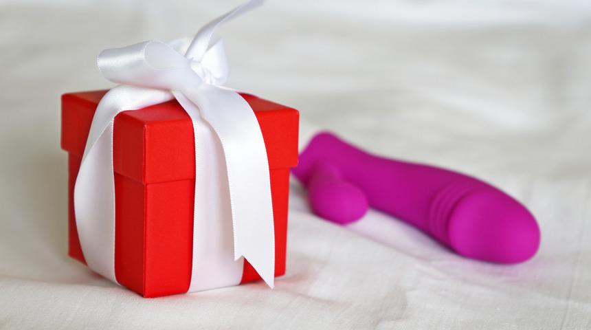 Kocasının penisinin bir kopyasını çıkarmıştı! Arkadaşına hediye edince olanlar oldu