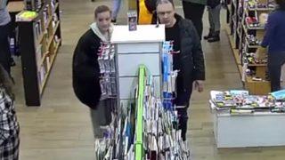 Rahatlıkları 'Pes' dedirtti! Kulaklığı çalıp hiçbir şey olmamış gibi mağazadan gittiler