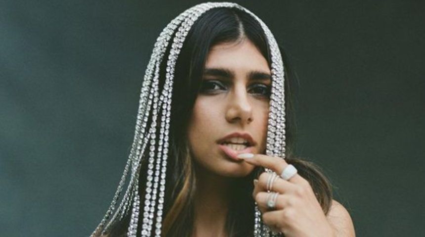 Eski yetişkin film yıldızı Mia Khalifa bikinili pozuyla sosyal medyayı salladı! Bikini üstü küçük gelince...