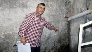 Belediye başkanının üzerine dışkısını attı