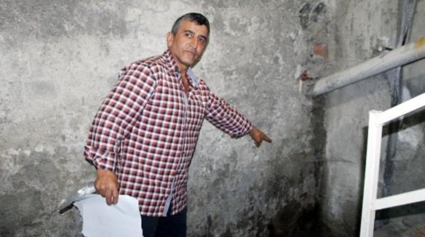 Belediye başkanının &uuml;zerine dışkısını attı