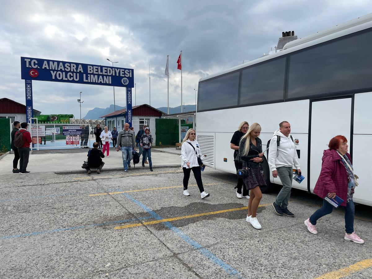 Rus turistler, patlamada hayatını kaybeden madencileri andı