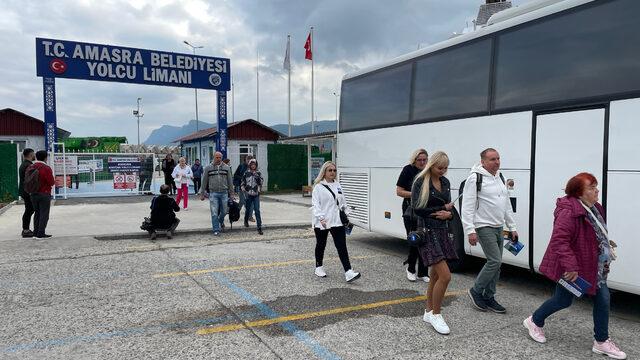 Rus turistler, patlamada hayatını kaybeden madencileri andı