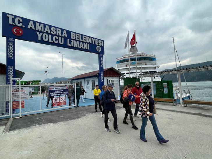 Rus turistler, patlamada hayatını kaybeden madencileri andı G2