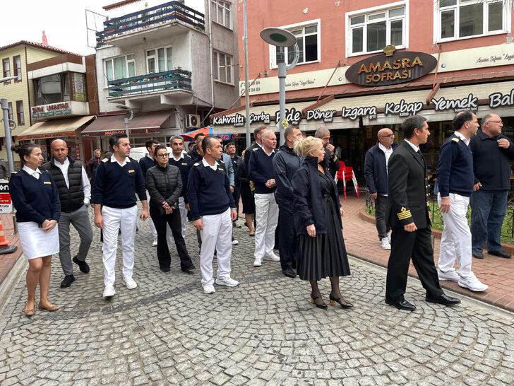 Rus turistler, patlamada hayatını kaybeden madencileri andı G3